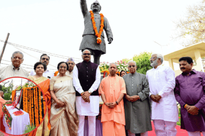 CM Yogi Adityanath paying tribute to Hemwati Nandan Bahuguna in Lucknow